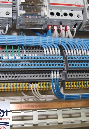 interno quadro con logo